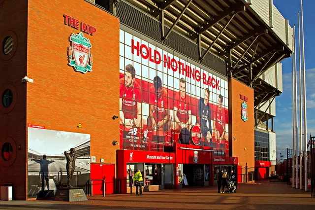 Bên ngoài khán đài Kop huyền thoại của sân Anfield, biểu tượng của người hâm mộ Liverpool.
