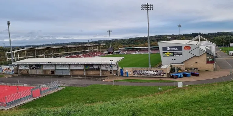 Bên ngoài sân vận động Sixfields, kiến trúc đặc trưng của Northampton