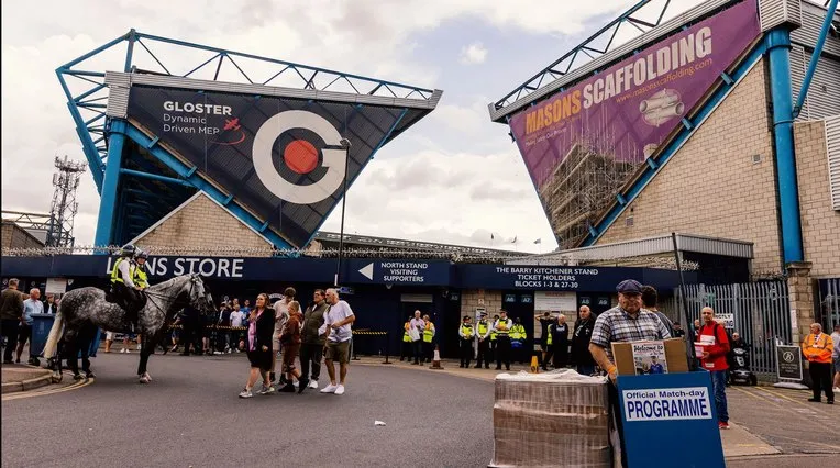 Bên ngoài sân vận động The Den, không gian quen thuộc trước mỗi trận đấu của Millwall.