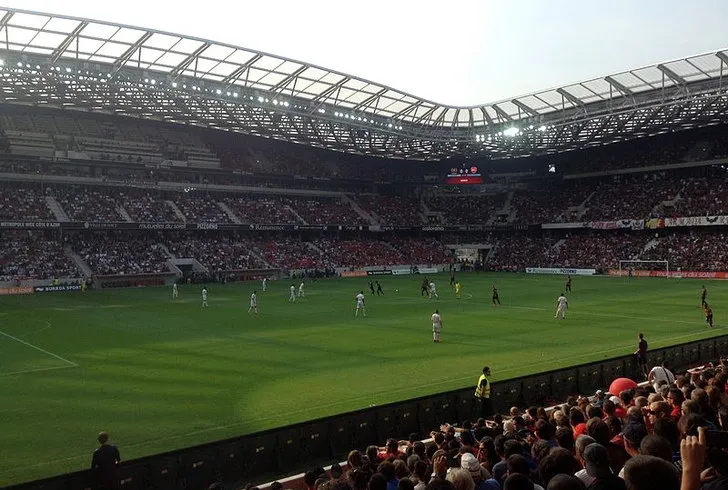 Bên trong sân Allianz Riviera, không gian rộng lớn sẵn sàng cho những trận cầu đỉnh cao.