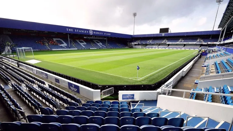 Bên trong sân Loftus Road, nhìn ra mặt sân và khán đài đối diện, không gian thi đấu của QPR