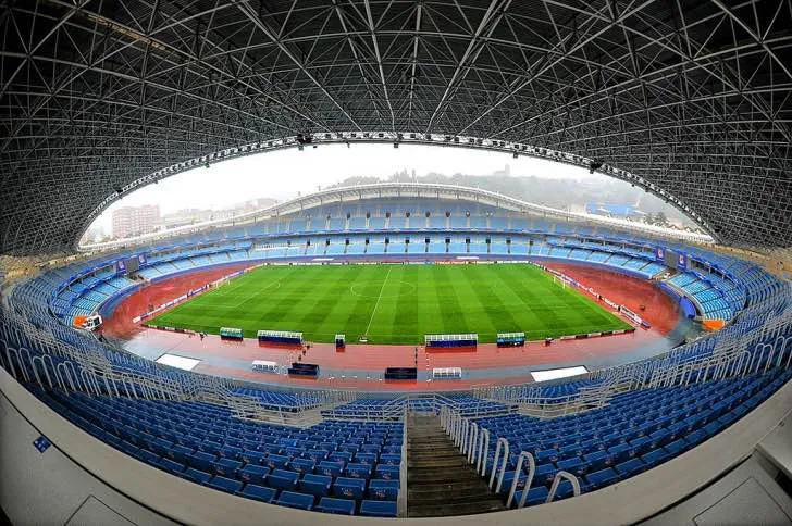 Bên trong sân Reale Arena, hàng ghế xanh lam và trắng trải dài vô tận, gợi lên những khoảnh khắc thăng hoa và nỗi buồn thầm lặng của bóng đá.