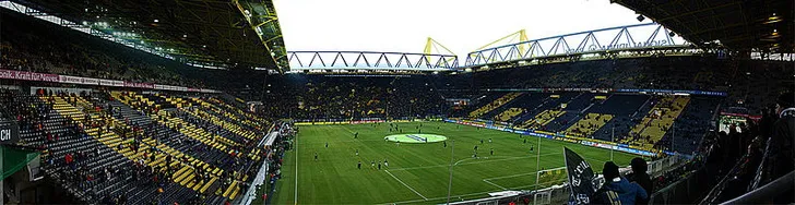 Bên trong Signal Iduna Park, không gian rộng lớn trước trận đấu