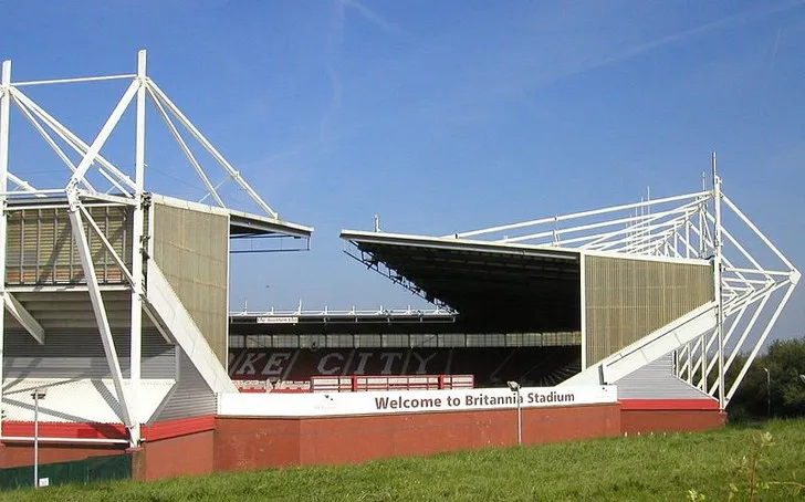 Bet365 Stadium từ phía sau, một góc nhìn trầm tư về kiến trúc sân Britannia