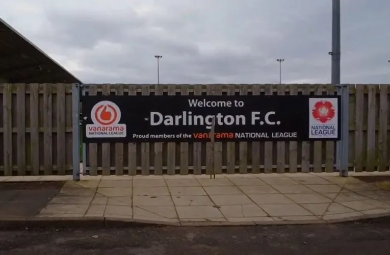 Biển chào đón tại sân Blackwell Meadows của Darlington FC