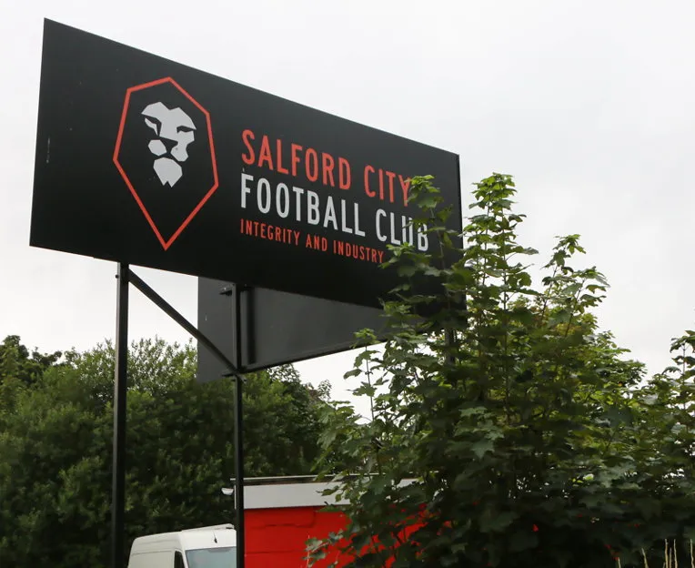Biển hiệu CLB Salford City FC tại sân Moor Lane