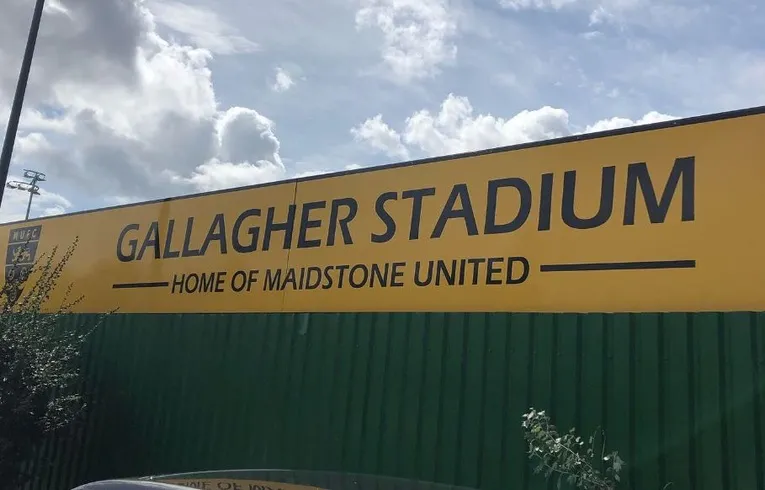 Biển hiệu Gallagher Stadium Maidstone, dấu ấn của một hành trình kiên cường