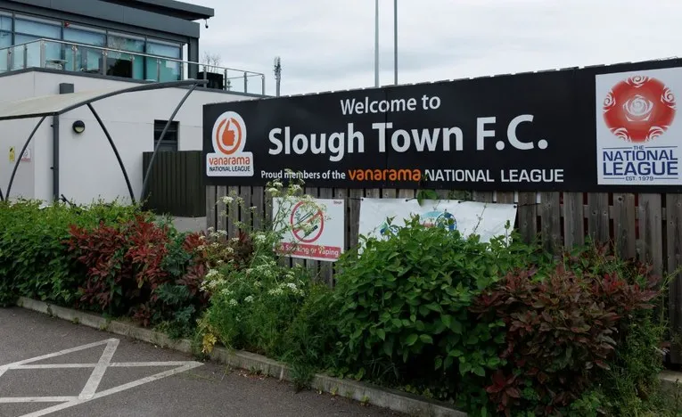 Biển hiệu lối vào sân Arbour Park, chào đón người hâm mộ Slough Town