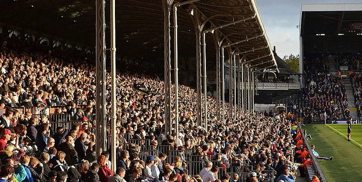 Biển người hâm mộ Fulham trên khán đài, cháy hết mình với từng pha bóng trên sân Craven Cottage.