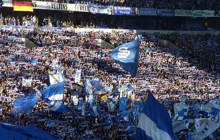 Biển người hâm mộ Schalke 04 với cờ xanh trắng phấp phới, tạo nên không khí cuồng nhiệt trên khán đài Veltins-Arena