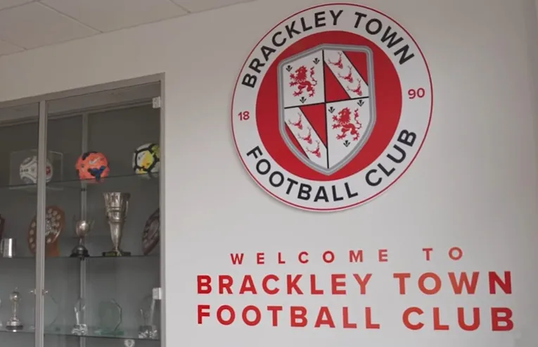 Biểu tượng câu lạc bộ Brackley Town FC, nơi lưu giữ tinh thần của những 'Thánh Nhân' qua bao năm tháng.