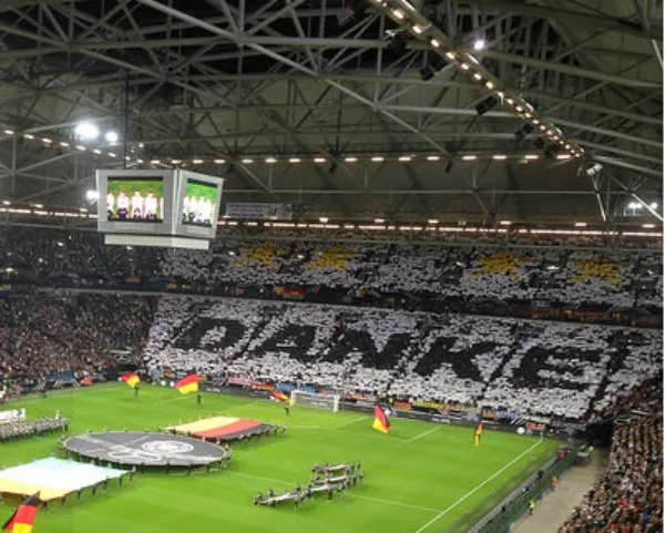 Bức tranh ký ức: Tổng hợp những khoảnh khắc đáng nhớ, từng góc khán đài Veltins-Arena thấm đẫm cảm xúc của các trận đấu Schalke 04