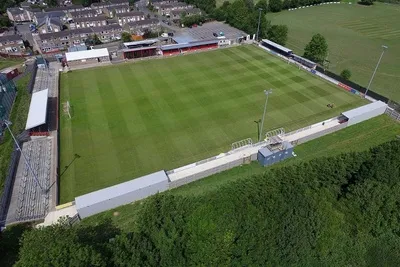 Bức tranh toàn cảnh St James Park Brackley, sân nhà của Brackley Town FC, ẩn mình giữa không gian lặng lẽ.