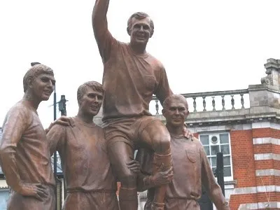Bức tượng các huyền thoại West Ham vô địch World Cup 1966, biểu tượng niềm tự hào tại Boleyn Ground