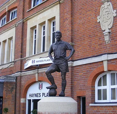 Bức tượng huyền thoại Johnny Haynes đứng sừng sững bên ngoài Craven Cottage, một biểu tượng của lịch sử Fulham.