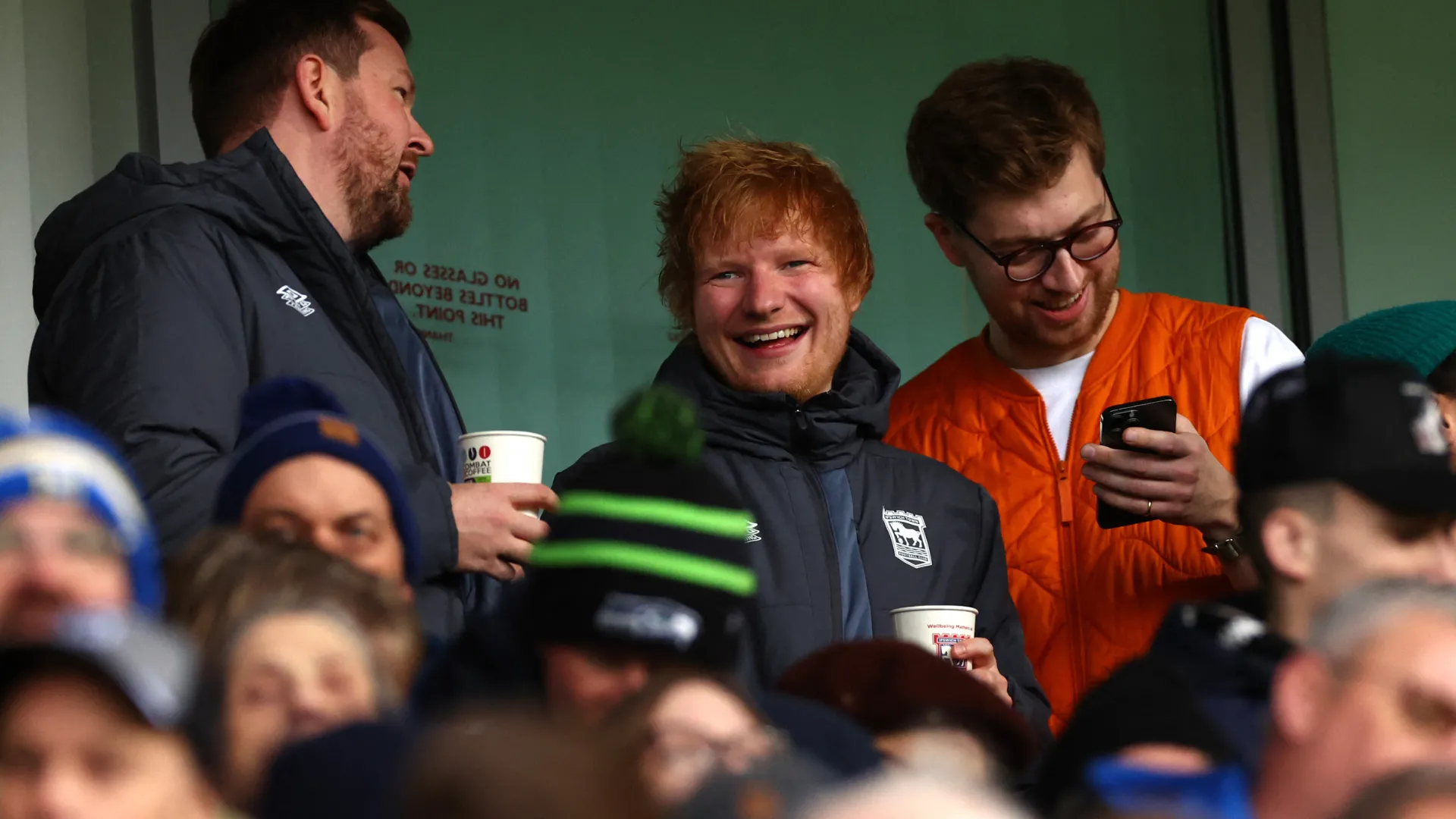 Ca sĩ Ed Sheeran, nhà tài trợ áo đấu của Ipswich Town với thương hiệu Tingly Ted's