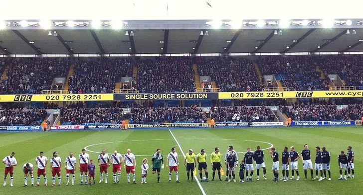 Các cầu thủ Millwall và Crystal Palace xếp hàng trước trận đấu tại The Den.