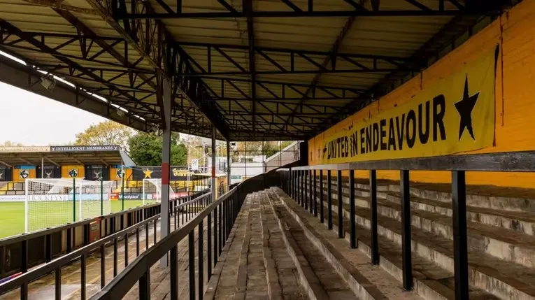 Các khán đài đứng truyền thống tại sân Abbey Stadium, Cambridge