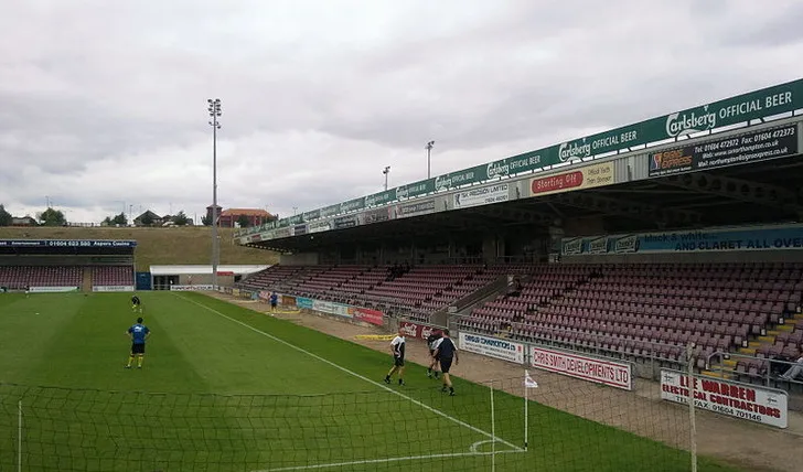 Các khán đài sân Sixfields, yên bình trước giờ bóng lăn