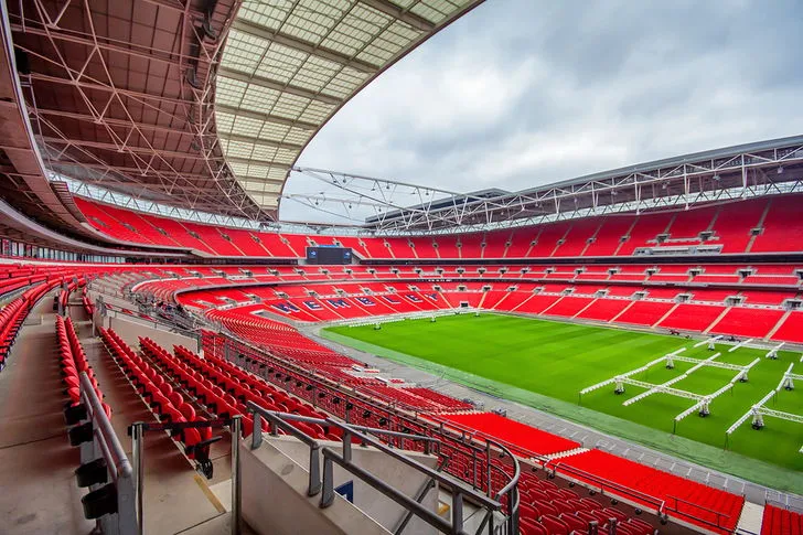Cận cảnh khán đài bên trong sân Wembley rộng lớn, nơi hàng vạn trái tim cổ vũ