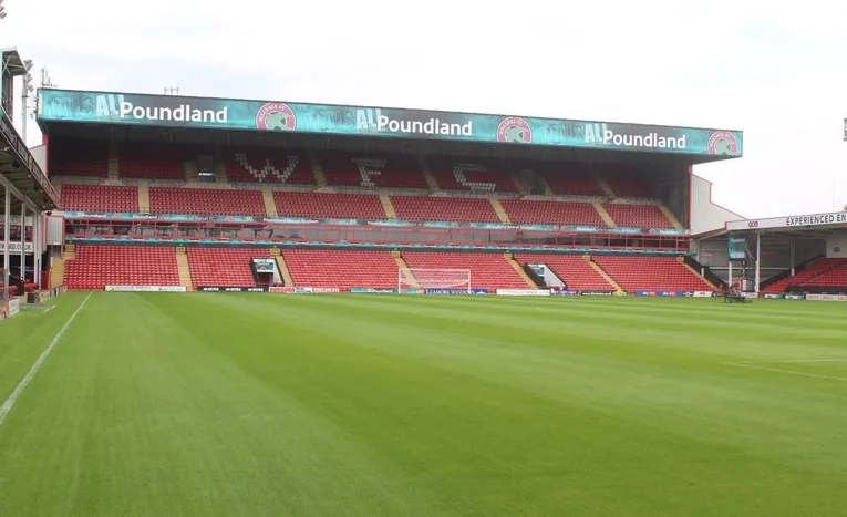 Cận cảnh khán đài chính Main Stand tại sân Bescot, với thiết kế hai tầng đặc trưng