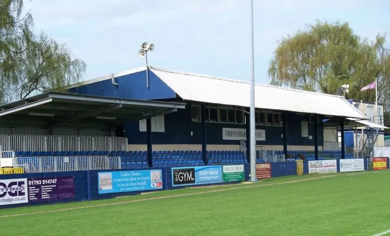 Cận cảnh khán đài chính (Main Stand) tại sân Hardenhuish Park