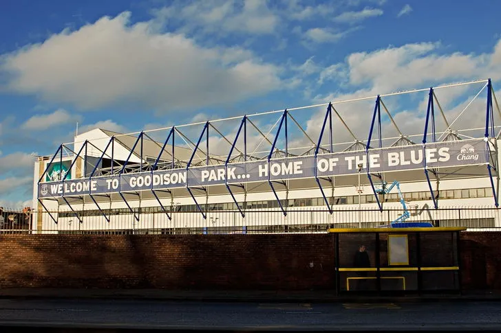 Cận cảnh mặt tiền sân Goodison Park nhìn từ con đường bên ngoài, kiến trúc cổ kính và bề thế