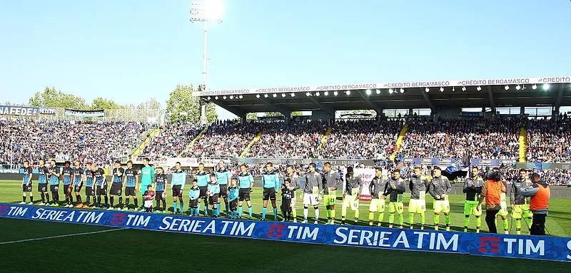 Cầu thủ Atalanta và Bologna tranh tài trên sân Gewiss Stadium, nơi câu chuyện bóng đá được viết nên.