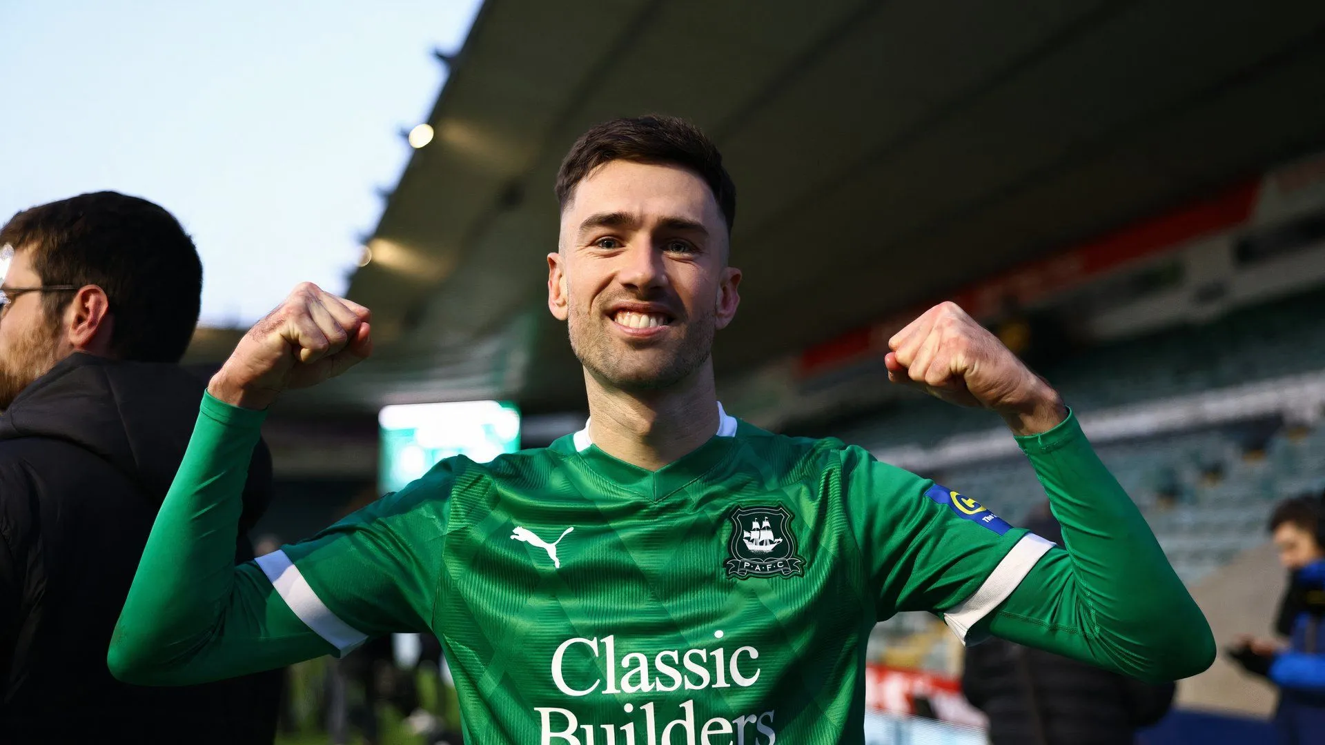 Cầu thủ Ryan Hardie trong màu áo Plymouth Argyle.