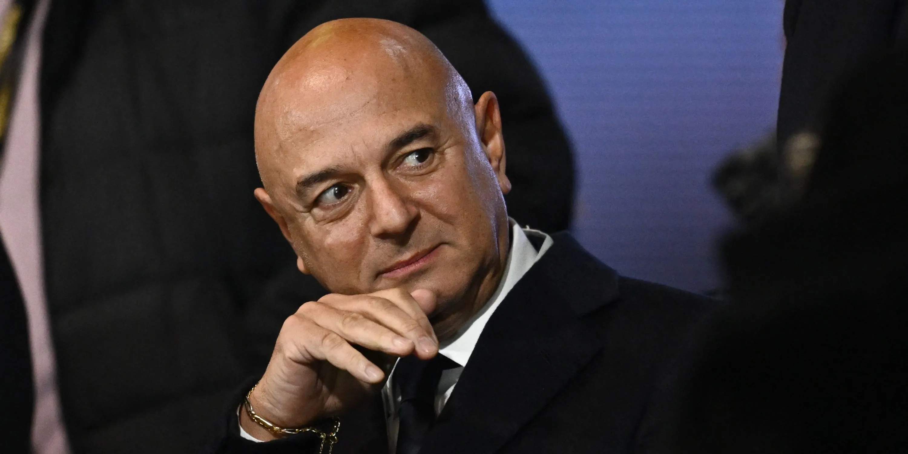 Chủ tịch Daniel Levy trầm tư nhìn về thị trường chuyển nhượng đầy thử thách của Tottenham