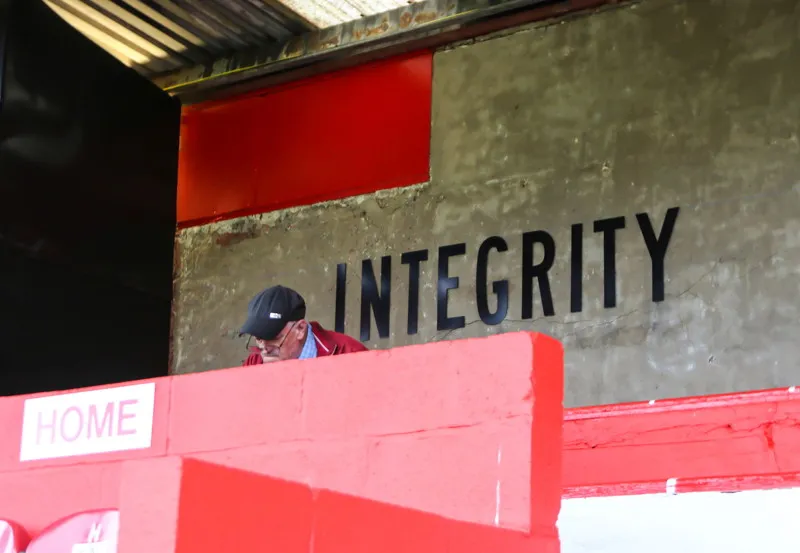 Cổ động viên Salford City trên khán đài, niềm tự hào The Ammies