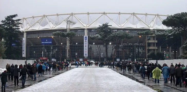 Con đường dẫn vào Stadio Olimpico, mỗi bước chân như chạm vào dòng chảy thời gian của bóng đá Rome.