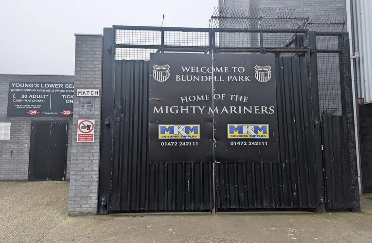 Cổng chính Blundell Park, nơi bắt đầu và kết thúc những chuyến phiêu lưu cùng Grimsby Town