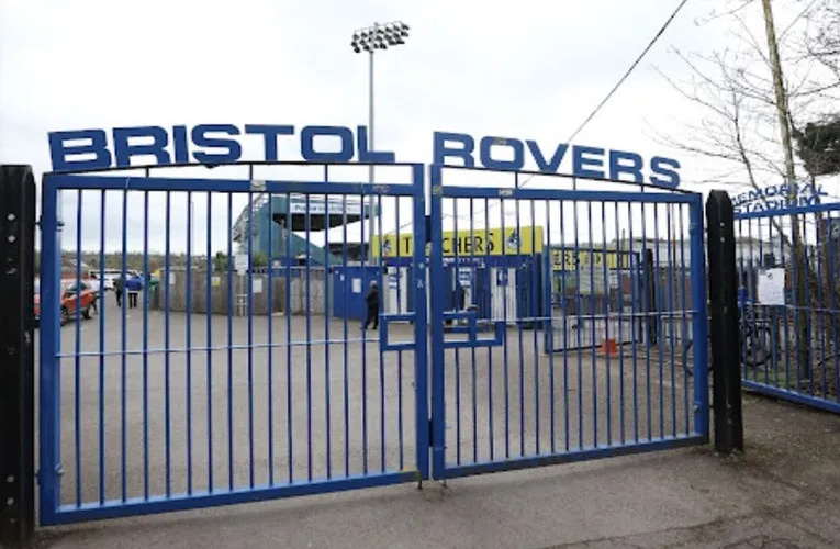 Cổng chính sân Memorial Stadium, cánh cửa dẫn vào thế giới Bristol Rovers.