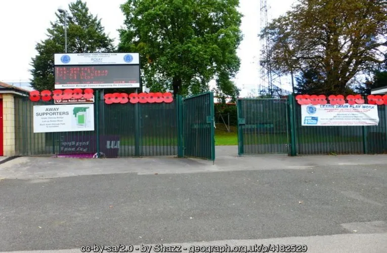 Cổng chính sân Recreation Ground Aldershot Town, nơi đón những bước chân đam mê trở về.