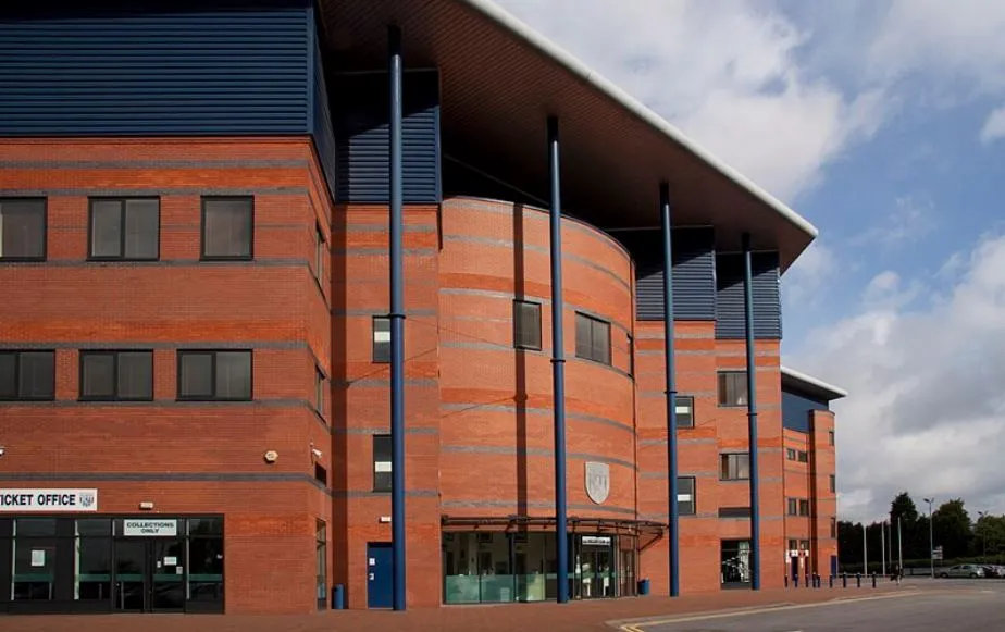 Cổng chính sân The Hawthorns, biểu tượng West Brom