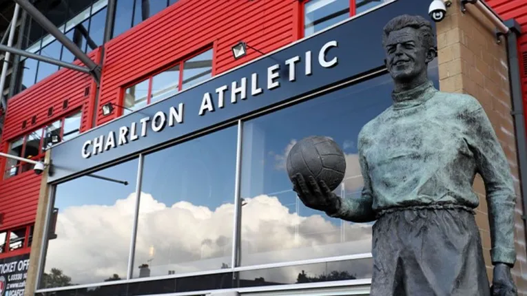 Cổng chính sân The Valley Stadium, biểu tượng lịch sử của Charlton Athletic