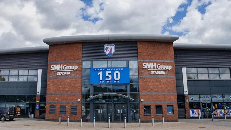 Cổng chính SMH Group Stadium, lối vào uy nghi của sân vận động CLB Chesterfield FC.