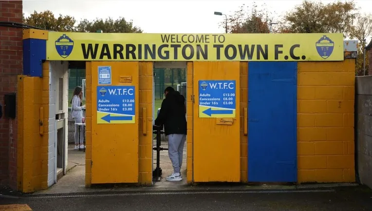 Cổng soát vé truyền thống tại sân vận động Cantilever Park của Warrington Town.