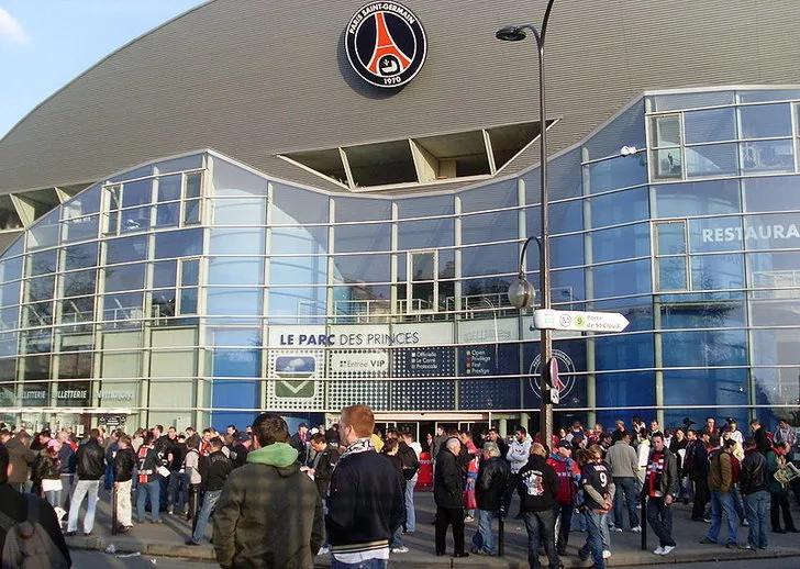 Cổng vào chính của sân Parc des Princes, dẫn lối vào thế giới bóng đá Paris