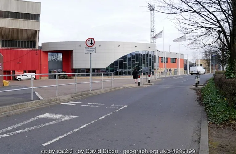 Cổng vào chính của sân vận động Gateshead International với các biển hiệu