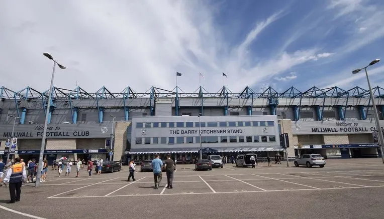 Cổng vào chính sân The Den, nơi đón hàng vạn trái tim sư tử của Millwall.
