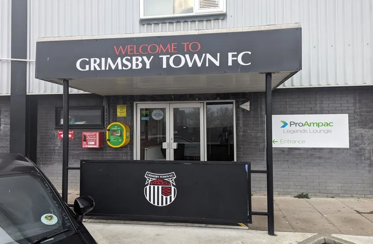Cổng vào chính sân vận động Blundell Park, điểm đến của những người hâm mộ Grimsby Town