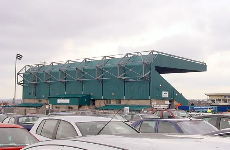 Cổng vào Memorial Stadium, biểu tượng nhỏ bé của CLB Bristol Rovers.