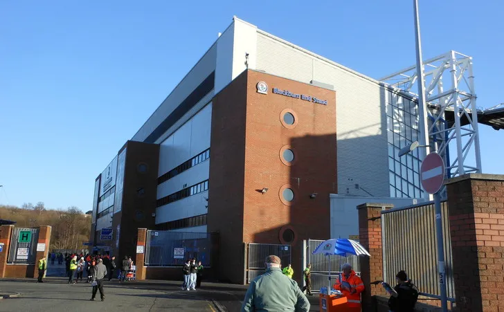 Cổng vào sân Ewood Park, nơi những bước chân đầu tiên của fan hâm mộ Blackburn Rovers tìm về ngôi nhà thân yêu của mình.