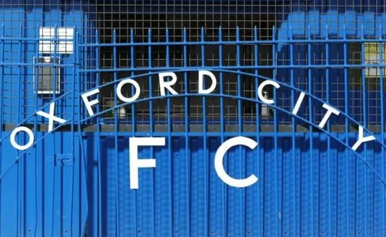 Cổng vào sân vận động Court Place Farm của Oxford City FC, nơi đón chào những khoảnh khắc bóng đá bình dị