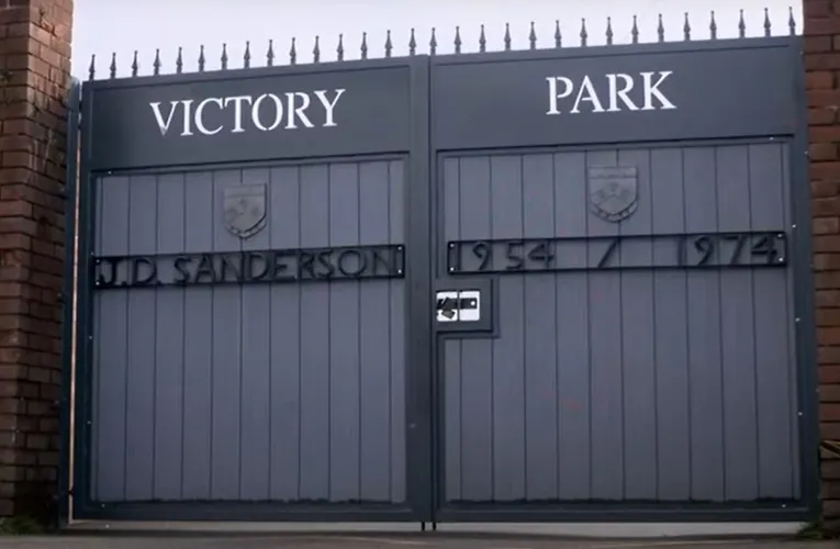 Cổng vào sân vận động Victory Park của Chorley FC với kiến trúc cổ kính