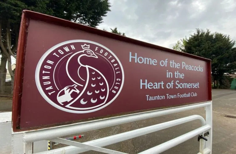 Cổng vào sân Wordsworth Drive, một cánh cửa lặng lẽ dẫn vào thế giới của Taunton Town FC