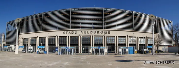 Cổng vào Stade Velodrome nhìn từ xa, cánh cửa dẫn vào thế giới bóng đá Marseille.