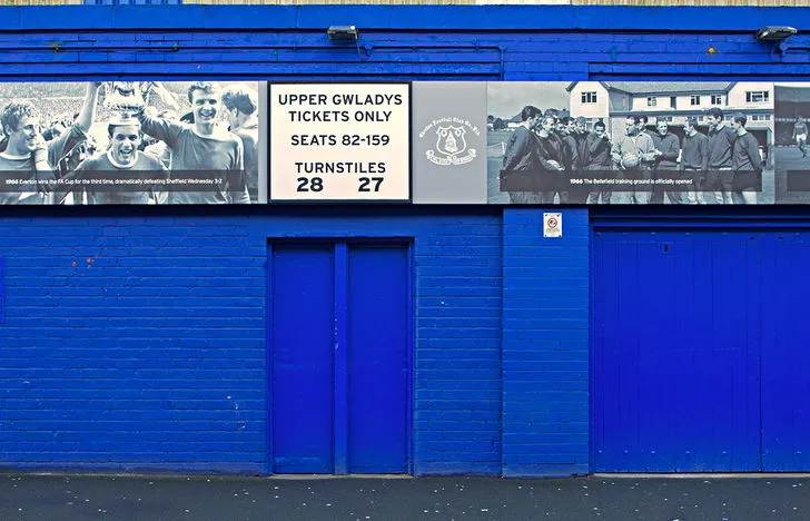 Cổng xoay vào khán đài Upper Gwladys Street tại Goodison Park, dòng người hâm mộ chuẩn bị vào sân
